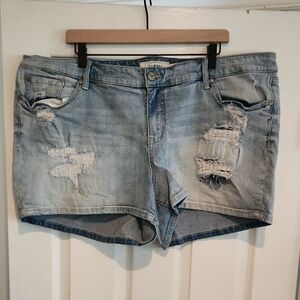 EUC Torrid Sz 24 Light Wash Denim Distressed Jean Shorts